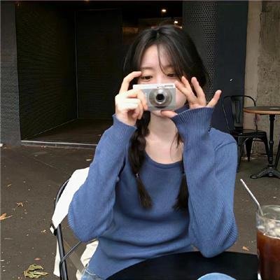 坐推土机的少女